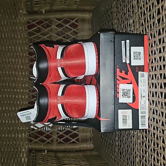 WMNS Air Jordan Retro High Satin Black Toe - Picture 2 of 14